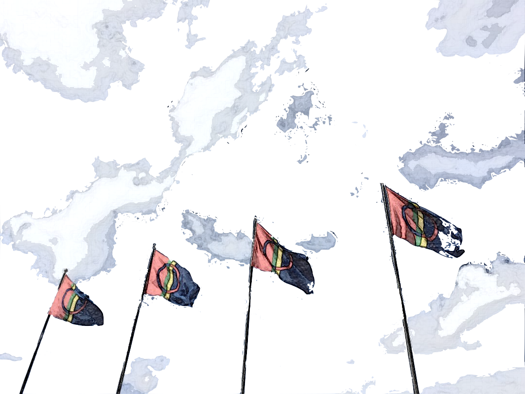 Kuvassa neljä saamenlippua alhaaltapäin kuvattuna, taustalla valkoisia pilviä. Kuva on piirroskuvan kaltainen