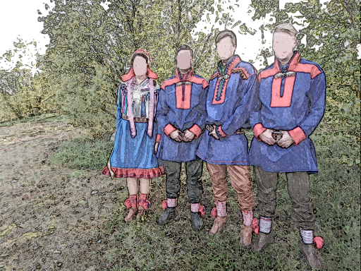 Kuvassa on saamelaiset sisarukset juhlapuvuissaan gákteissä kesällä . Kasvot on sumennettu