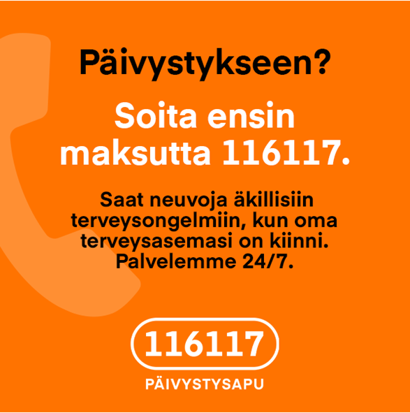 Elisa Raattama istuu maassa ja hymyilee. Taustalla talvinen iltapäiväaurinko ja hallanhuurtama suo.